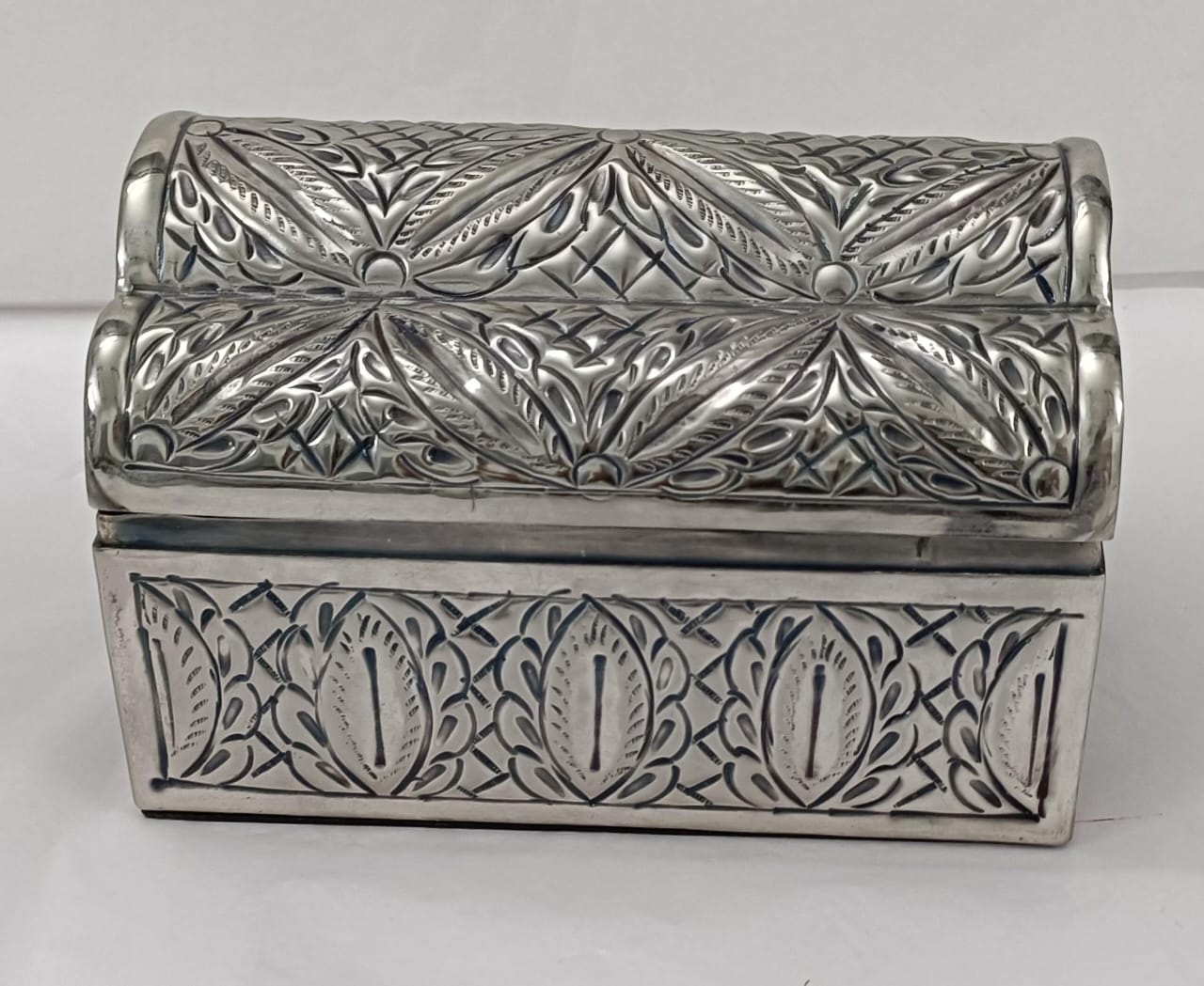 <span style="margin: 0px 0px 5px 0px; font-weight: 600; color:#81655d;">Item #: 2239</span><br />Embossed Jewellery Box