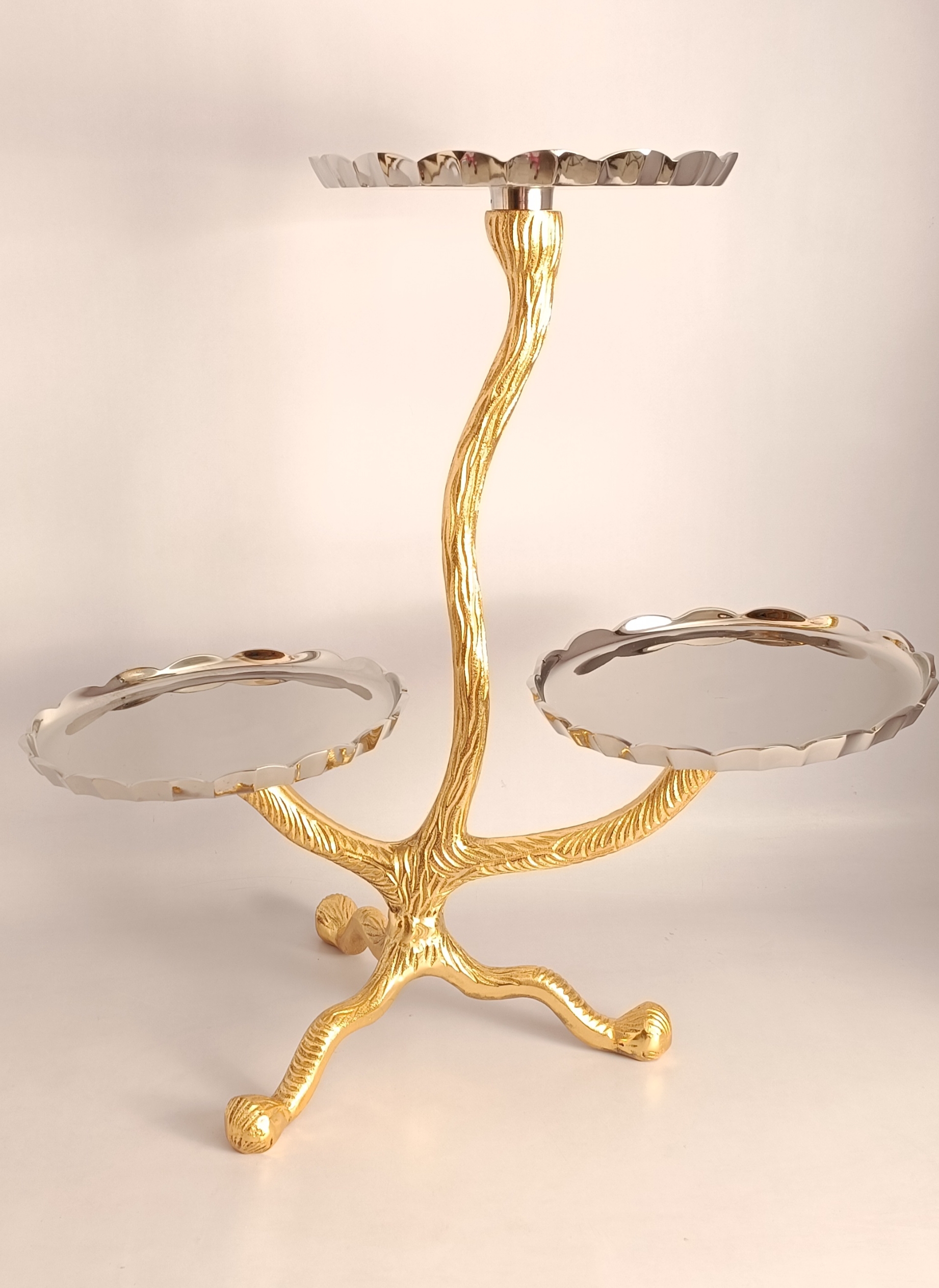 <span style="margin: 0px 0px 5px 0px; font-weight: 600; color:#81655d;">Item #: 7026</span><br />Metal 3 Tier Cake Stand